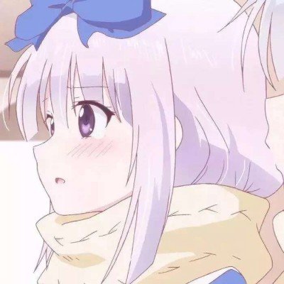 印度男子头插砍刀淡定玩手机